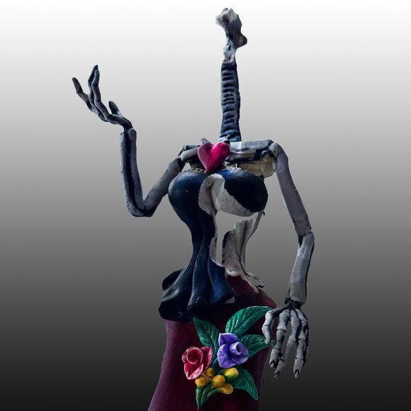 Decapitated elegance: Graceful skeletal remains - Picture 1 of 4